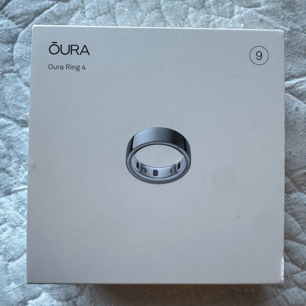 Oura Ring 4 in Sleek Silver